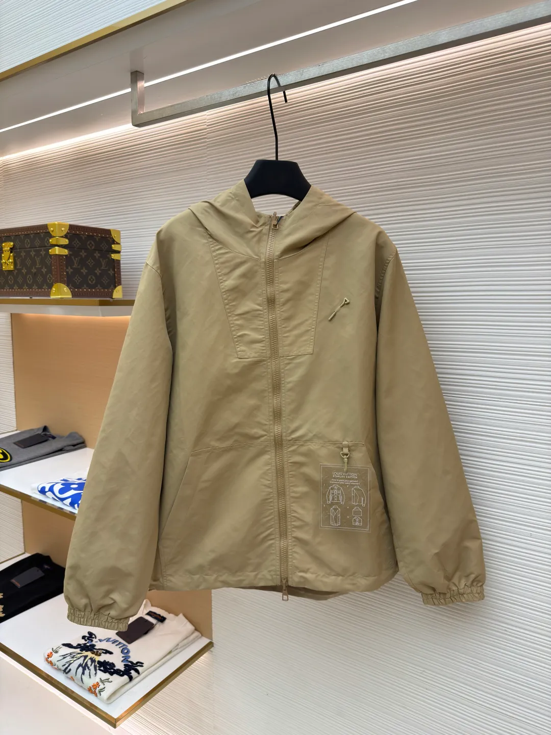 LOUIS VUITTON double-sided windproof pin jacket ●Original version: Purchased and developed for 22800 ●Item number: 1682085-C55 ●Fabric: polyester fiber fabric ●Technology: jacquard production ●Color: khaki ●Version: fitted version ●Weight: about 545 grams ●Size: 44-46-48-50 ●Description: The solid color fabric is made of nylon encrypted matt twill, and the jacquard fabric on the other side is made of 50D nylon yarn-dyed jacquard fabric. The solid color front panel is laser-burned, hand-made of white copper, with a triangular pin with logo and glossy finish. The front pocket uses a hardware keychain to hang a folding clothing tag, and the jacquard letters on the front chest placket are made of single-piece handmade It is cut manually, and all the pieces are numbered. The pockets are also cut with the original number. The fabric is relatively light and silky, and it takes time to cut accurately. It is equipped with a double-circulation puller 5# orbital zipper in the front and center. The hem and hood are worn with spiral elastic ropes with ring anti-slip buckles, square pig nose buckles with logo, and all holes are punched with hardware and logo on cloth-colored eyelets. The overall wiring is straight and delicate, the fabric is comfortable and soft, and the color is consistent without color difference. It can be matched with the same style to create a fashionable look and control various occasions. Customized accessories, complete with three standards, same style for men and women!